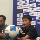 Pemain timnas putri Indonesia Helsya Maeisyaroh saat berbicara pada jumpa pers pasca pertandingan yang berakhir dengan kekalahan 1-2 melawan Taiwan di Indomilk Arena, Kabupaten Tangerang, Sabtu (5/7/2025). Kekalahan pada laga terakhir Grup D kualifikasi Piala Asia Putri 2026 itu membuat Indonesia gagal melaju ke putaran final yang dimainkan di Australia pada tahun depan. (ANTARA/Zaro Ezza Syachniar)