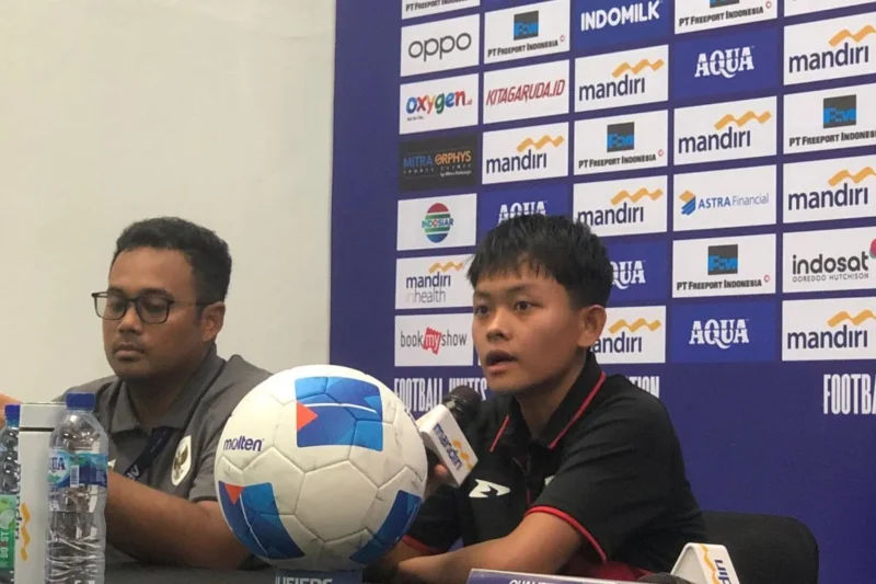 Pemain timnas putri Indonesia Helsya Maeisyaroh saat berbicara pada jumpa pers pasca pertandingan yang berakhir dengan kekalahan 1-2 melawan Taiwan di Indomilk Arena, Kabupaten Tangerang, Sabtu (5/7/2025). Kekalahan pada laga terakhir Grup D kualifikasi Piala Asia Putri 2026 itu membuat Indonesia gagal melaju ke putaran final yang dimainkan di Australia pada tahun depan. (ANTARA/Zaro Ezza Syachniar)