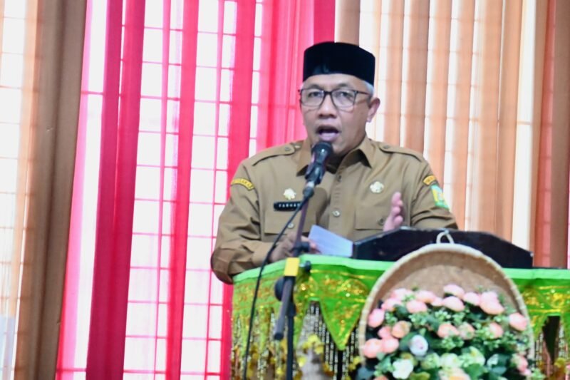 Asisten 1 Sekdakab Aceh Besar, Farhan AP menyampaikan sambutan sekaligus membuka STQ Tingkat Kabupaten Aceh Besar Tahun 2025 di Gedung Dekranasda Gampong Gani, Kecamatan Ingin Jaya, Aceh Besar, Selasa (01/07/2025). Foto: Dok. MC Aceh Besar