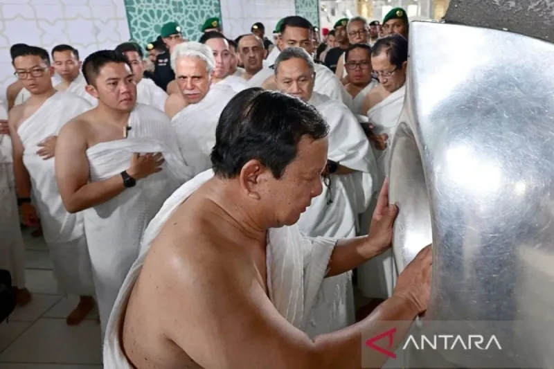 Presiden Republik Indonesia Prabowo Subianto menunaikan ibadah umrah dan berkesempatan mencium Hajar Aswad di Masjidil Haram, Kota Suci Makkah, Arab Saudi, Rabu dini hari, waktu setempat (2/7/2025). dok. ANTARA/HO-Biro Pers Sekretariat Presiden/aa.
