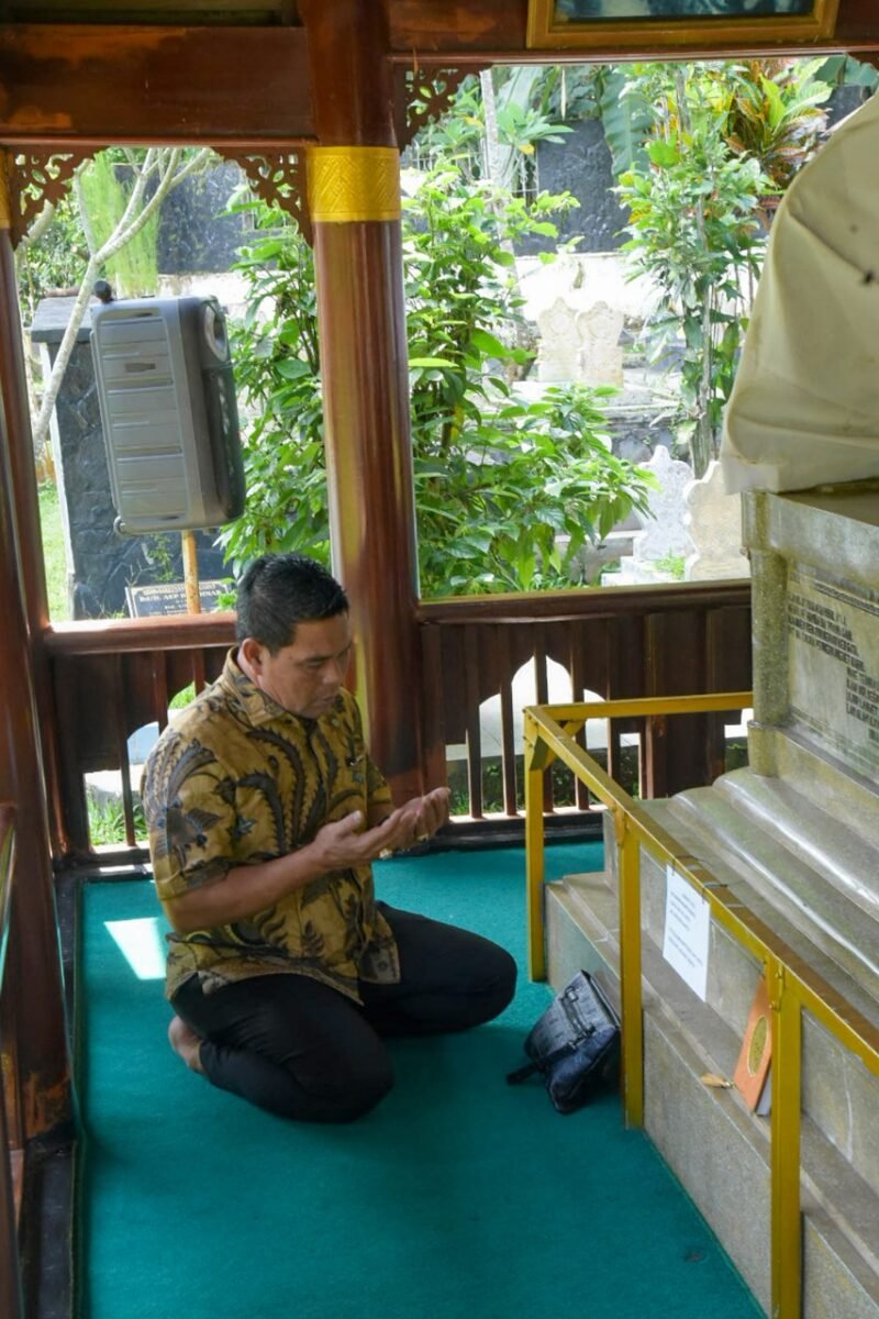 Bupati Aceh Besar memanjatkan do’a saat berziarah ke makam pahlawan nasional kelahiran Aceh Besar yakni Cut Nyak Dhien di di Desa Sukajaya, Kecamatan Sumedang Selatan, Kabupaten Sumedang, Rabu (2/7/2025). Foto: Dok. MC Aceh Besar