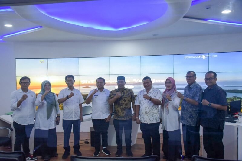 Bupati Aceh Besar, H. Muharram Idris, didampingi, Plt Sekda, Kadis Kominfo dan Kepala BKPSDM Aceh Besar foto bersama saat melaksanakan studi tiru Sistem Pemerintahan Berbasis Elektronik (SPBE) ke Kabupaten Sumedang, Rabu (2/7/2025). Foto: Dok. MC Aceh Besar