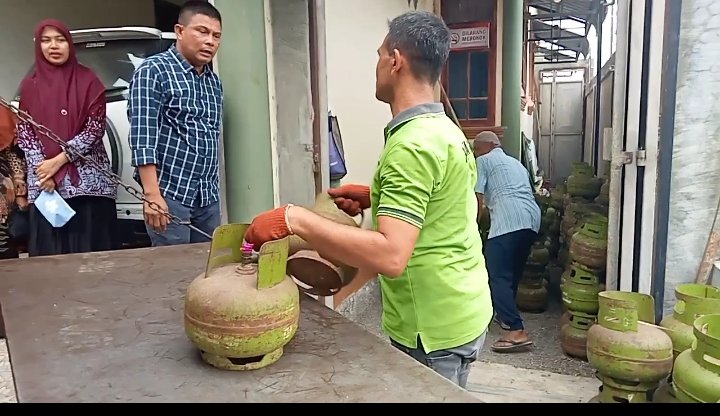 Gas Elpiji 3 Kg Langka, Kabag Ekonomi Pantau dan Ingatkan Pangkalan Gas di Pidie Jaya. Foto: Dok. Jamal Pangwa/iNews