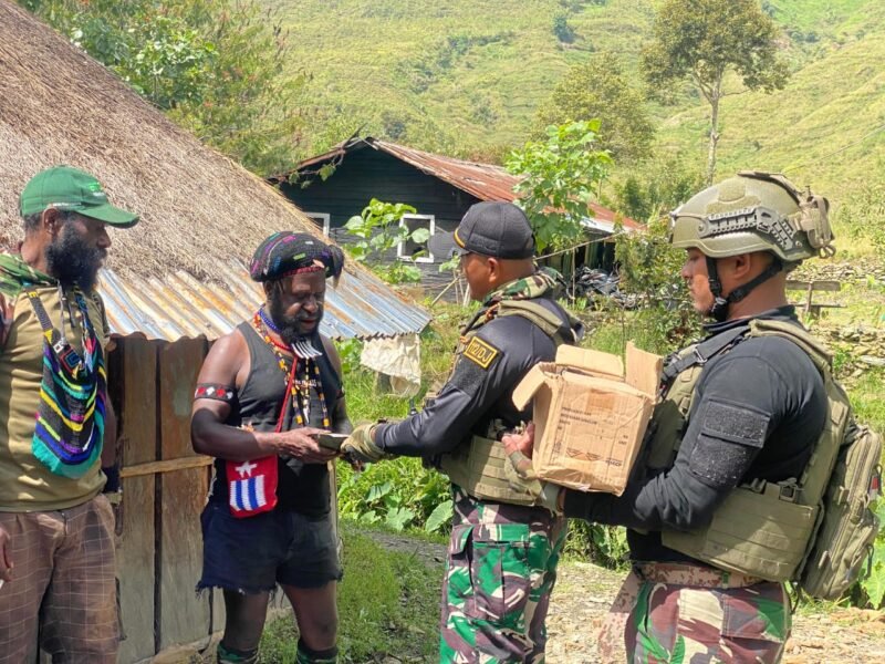 SATGAS YONIF 112/DJ Berbagi Kebahagiaan dan Pengobatan Gratis Door to Door di Puncak Jaya. Foto: Ist