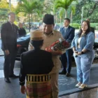Presiden Prabowo Subianto saat menerima bunga dari salah satu anak diaspora di Brasil sebagai ungkapan selamat datang di Brasil, Sabtu (5/7/2025). (ANTARA/Andi Firdaus)