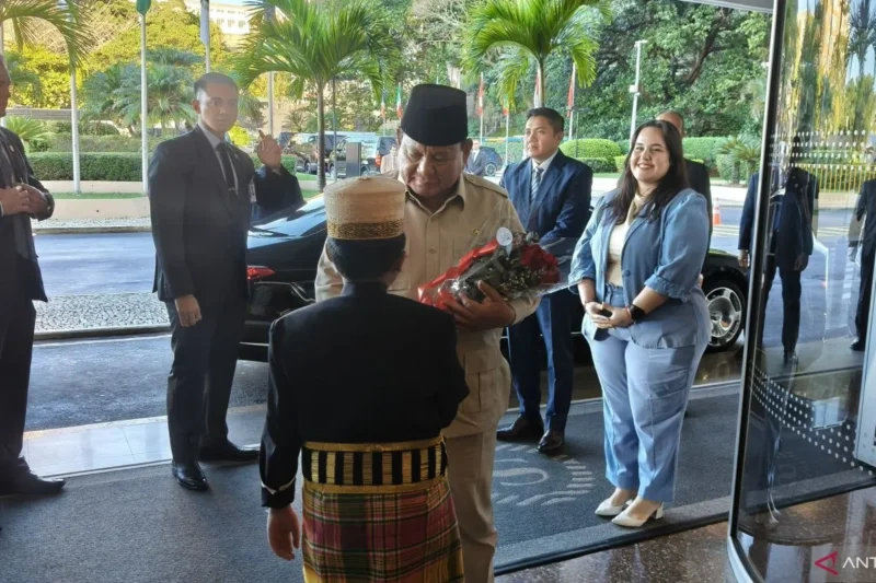 Presiden Prabowo Subianto saat menerima bunga dari salah satu anak diaspora di Brasil sebagai ungkapan selamat datang di Brasil, Sabtu (5/7/2025). (ANTARA/Andi Firdaus)