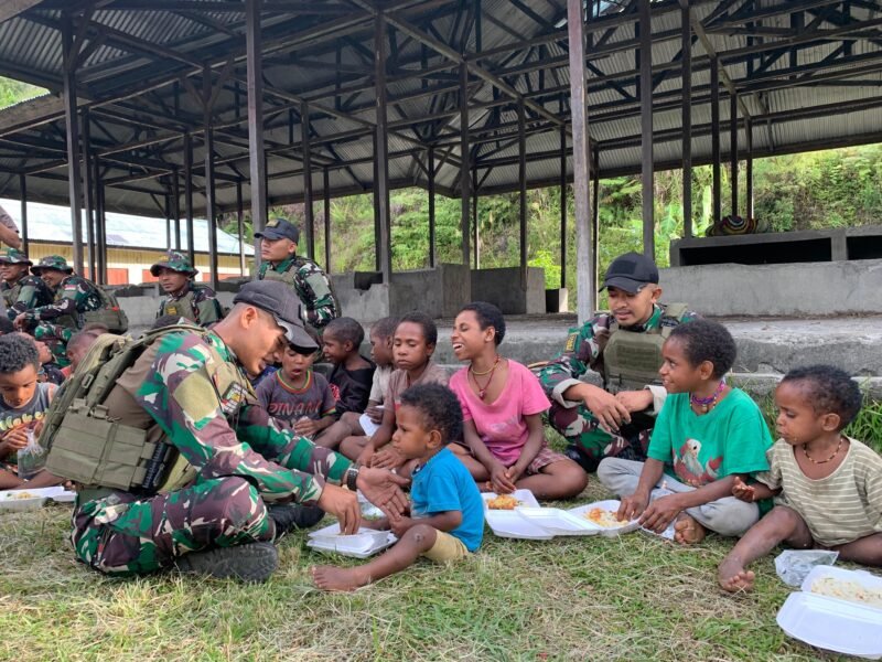 SATGAS YONIF 112/DJ Hadirkan lingkungan bersih dan berbagi kasih dengan warga sekitar. Foto: Ist