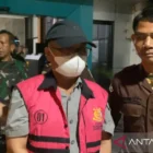 Tersangka HP saat digiring menuju ke mobil tahanan di Kejati Sulawesi Tenggara (7/72025). dok. ANTARA/La Ode Muh Deden Saputra