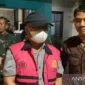 Tersangka HP saat digiring menuju ke mobil tahanan di Kejati Sulawesi Tenggara (7/72025). dok. ANTARA/La Ode Muh Deden Saputra