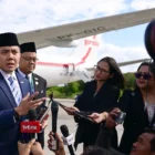 Sekretaris Kabinet (Seskab) RI Teddy Indra Wijaya didampingi Wakil Menteri Luar Negeri RI Arrmanatha Christiawan Nasir (kiri) saat menyampaikan keterangan Pangkalan Angkatan Udara Galeao, Rio De Janeiro, menjelang keberangkatan menuju Brasilia, Senin (7/7/2025). dok. ANTARA/HO-Biro Pers Sekretariat Presiden