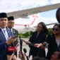 Sekretaris Kabinet (Seskab) RI Teddy Indra Wijaya didampingi Wakil Menteri Luar Negeri RI Arrmanatha Christiawan Nasir (kiri) saat menyampaikan keterangan Pangkalan Angkatan Udara Galeao, Rio De Janeiro, menjelang keberangkatan menuju Brasilia, Senin (7/7/2025). dok. ANTARA/HO-Biro Pers Sekretariat Presiden