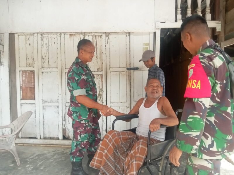 Menderita Stroke, Pak Jurdin dapat Bantuan Kursi Roda dari Danramil Kluet Aceh Selatan. Foto: Dok. Pendam IM