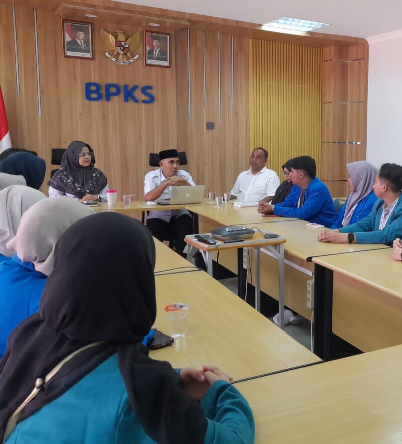 Deputi Umum BPKS, Fajran Zain, menerima kunjungan mahasiswa Kuliah Pengabdian Mahasiswa (KPM) di Kantor Pusat BPKS Kuta Bawah Barat, Sabang. Foto Ist.