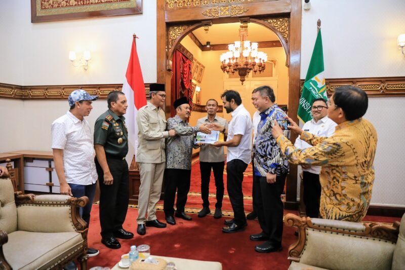 Gubernur Aceh, Muzakir Manaf menyerahkan dokumen usulan pembangunan terowongan Geurutee kepada Menteri Perencanaan Pembangunan Nasional (PPN)/Kepala Bappenas, Rachmat Pambudy, di Meuligoe Gubernur Aceh, Rabu (9/7/2025). Foto: Ist