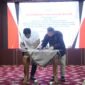 Gubernur Aceh, Muzakir Manaf, menandatangani MoU kerja sama dengan  Menteri Koordinator Bidang Hukum, Hak Asasi Manusia, Imigrasi, dan Pemasyarakatan Indonesia Yusril Ihza Mahendradi restoran Pendopo Gubernur Aceh, Rabu (09/07/2025). Foto: Dok. Biro Adpim Setda Aceh