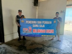 Bentangkan spanduk, Anggota Polsek jajaran Polresta Banda Aceh sosialisasi stop Pungli kepada warga yang ada di wilayah hukumnya. dok. Polresta Banda Aceh