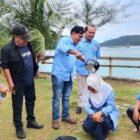 Ketua PWI Kota Sabang, Jalaluddin ZKY disaksikan Ketua PWI Aceh, Nasir Nurdin melakukan ritual siram bunga terhadap Wartawan Muda pada acara penyerahan Kartu Pers PWI dalam rangkaian Raker Tahunan PWI Sabang di objek wisata Gapang, Kota Sabang, Sabtu, 12 Juli 2025. Foto: Dok PWI Sabang