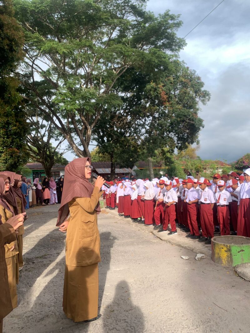 Kebersamaan Wali Murid dan Sekolah Warnai Hari Perdana di SDN 1 Blang Jorong. Foto: Dok. Rahmat Ramadhan/Acehnow