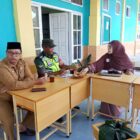 Babinsa Sertu M Yusuf bersama dewan guru SMA N 1 Pintu Rime Gayo saat berdiskusi mengenai upaya peningkatan kedisiplinan dan kebersihan lingkungan sekolah di awal tahun ajaran baru.Jadi Pribadi Unggul foto:Dok.Rahmat Ramadhan/Acehnow