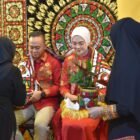 AKBP Muhammad Taufiq, S.I.K., M.H. menerima tepung tawar sebagai bagian dari prosesi penyambutan adat saat pisah sambut Kapolres Aceh Tengah di Aula Pendopo Bupati, Senin malam (14/7/2025).Jadi Pribadi Unggul foto.Dok: Rahmat Ramadhan/Acehnow