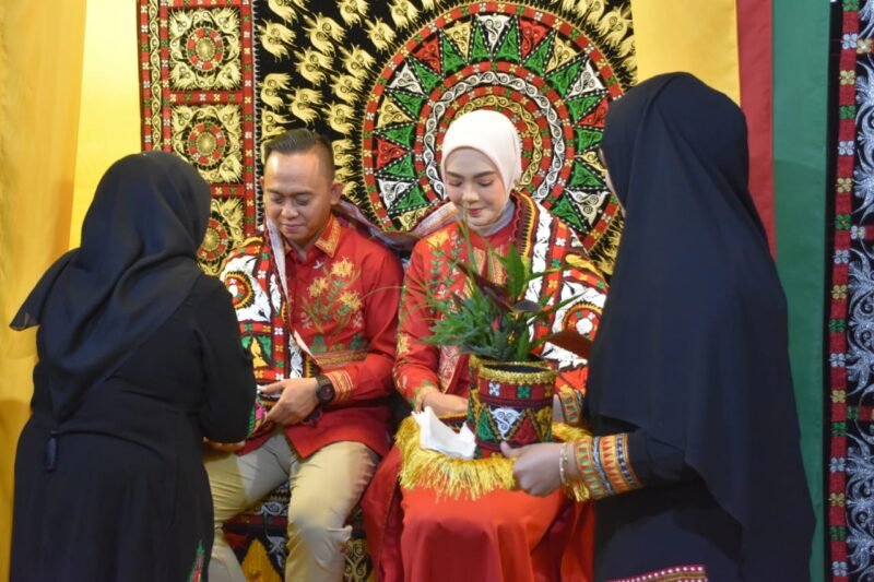AKBP Muhammad Taufiq, S.I.K., M.H. menerima tepung tawar sebagai bagian dari prosesi penyambutan adat saat pisah sambut Kapolres Aceh Tengah di Aula Pendopo Bupati, Senin malam (14/7/2025).Jadi Pribadi Unggul foto.Dok: Rahmat Ramadhan/Acehnow