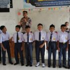 Kapolsek Pintu Rime Gayo AKP Suci, S.H. didampingi Kanit Binmas Aipda Wanjanwar saat memberikan materi sosialisasi bahaya narkoba dalam kegiatan Masa Pengenalan Lingkungan Sekolah (MPLS).Jadi Pribadi Unggul.foto.Dok: Rahmat Ramadhan/Acehnow 