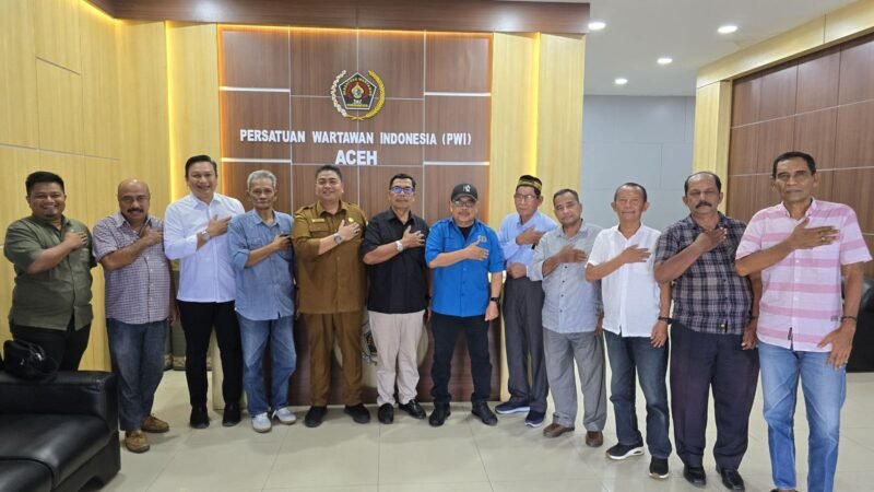 Kadis Kesehatan Aceh, dr. Munawar, SPOG bersilaturahmi dan berdiskusi dengan Pengurus PWI Aceh di Kantor PWI Aceh, Selasa, 15 Juli 2025. Foto: Dok. Abdul Hadi/PWI Aceh