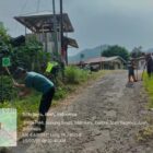 Babinsa Koramil 08/Silih Nara Serda Junaidi Ahmad bersama warga melaksanakan karya bakti membersihkan jalan desa di Desa.Jadi Pribadi Unggul Foto.Dok: Rahmat Ramadhan/Acehnow 