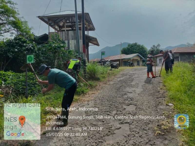 Babinsa Koramil 08/Silih Nara Serda Junaidi Ahmad bersama warga melaksanakan karya bakti membersihkan jalan desa di Desa.Jadi Pribadi Unggul Foto.Dok: Rahmat Ramadhan/Acehnow 