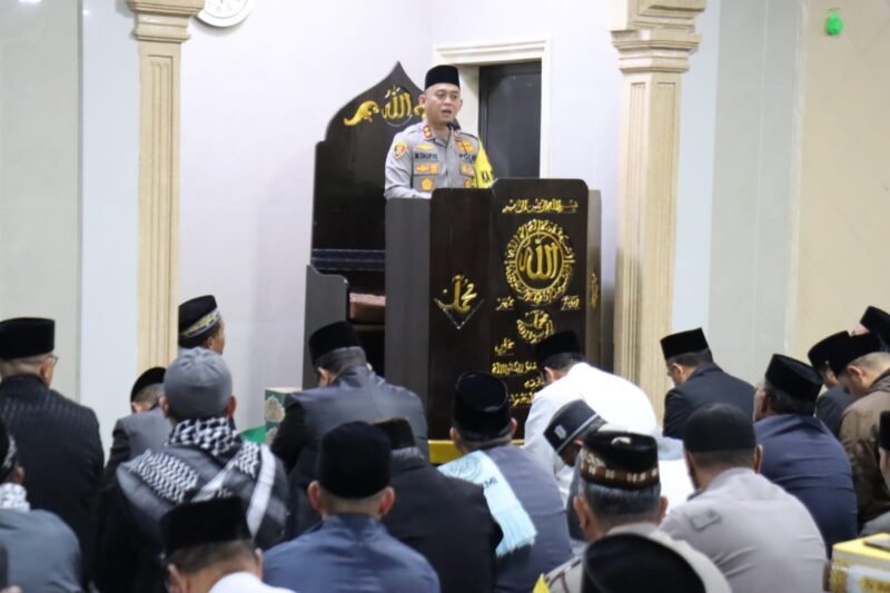 Kapolres Aceh Tengah AKBP Muhamad Taufiq, S.I.K., M.H. menyampaikan pesan kamtibmas usai Shalat Subuh berjamaah di Masjid Al-Fitrah, Kampung Keramat Mufakat, Kecamatan Bebesen, Rabu (16/7/2025).Jadi Pribadi Unggul Foto.Dok:Rahmat Ramadhan/Acehnow 