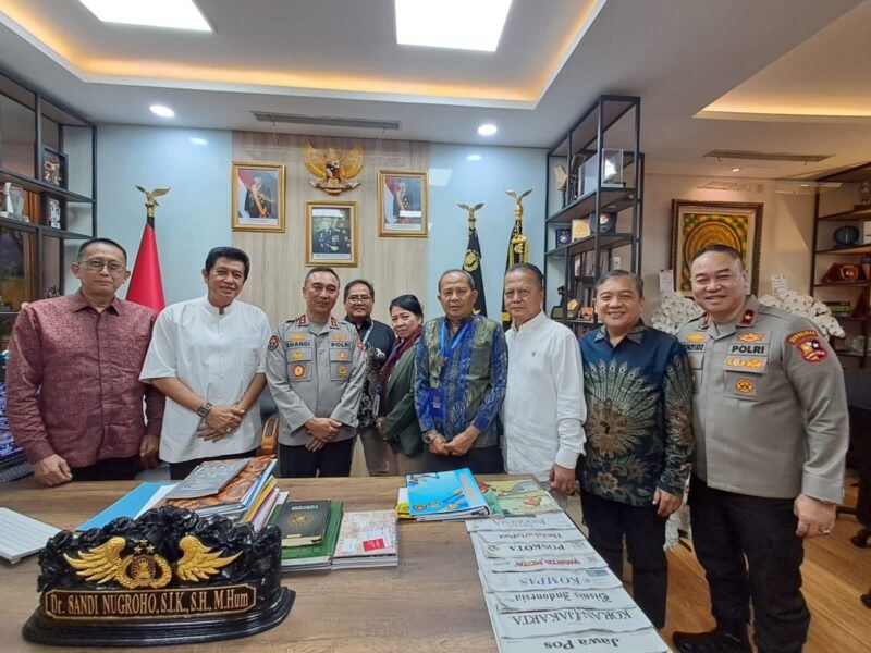 Kadiv Humas Polri Irjen Pol Shandi Nugroho menerima kunjungan jajaran Panitia Pengarah (Steering Committee/SC) dan Panitia Pelaksana (Organizing Committee/OC) Kongres Persatuan PWI yang terdiri Zulkifli Gani Ottoh, Totok Suryanto, Marthen Selamet Susanto, Raja Parlindungan Pane, Tb Adhi, Musrifah dan Herwan Pebriansyah. Foto: Dok. PWI Pusat
