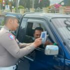 Satlantas Polres Bener Meriah Edukasi Pengendara Lewat Brosur di Operasi Patuh Seulawah 2025 Jadi Pribadi Unggul foto.Dok: Rahmat Ramadhan/Acehnow 