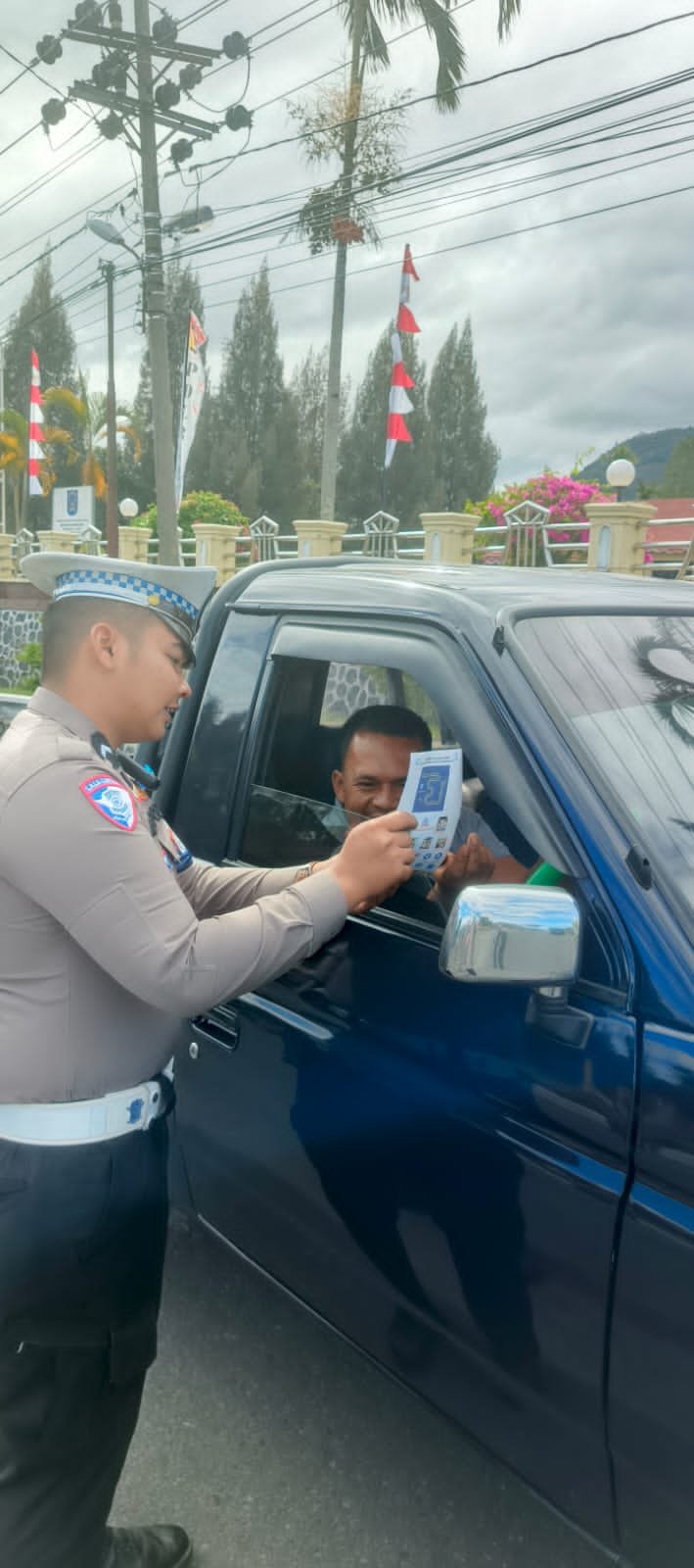 Satlantas Polres Bener Meriah Edukasi Pengendara Lewat Brosur di Operasi Patuh Seulawah 2025 Jadi Pribadi Unggul foto.Dok: Rahmat Ramadhan/Acehnow 