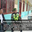 Babinsa Koramil 08/Silih Nara, Serda Arif Saputra berbincang akrab bersama Bapak Adam.Jadi Pribadi Unggul Foto.Dok: Rahmat Ramadhan/Acehnow