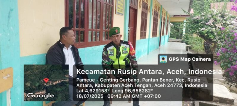 Babinsa Koramil 08/Silih Nara, Serda Arif Saputra berbincang akrab bersama Bapak Adam.Jadi Pribadi Unggul Foto.Dok: Rahmat Ramadhan/Acehnow
