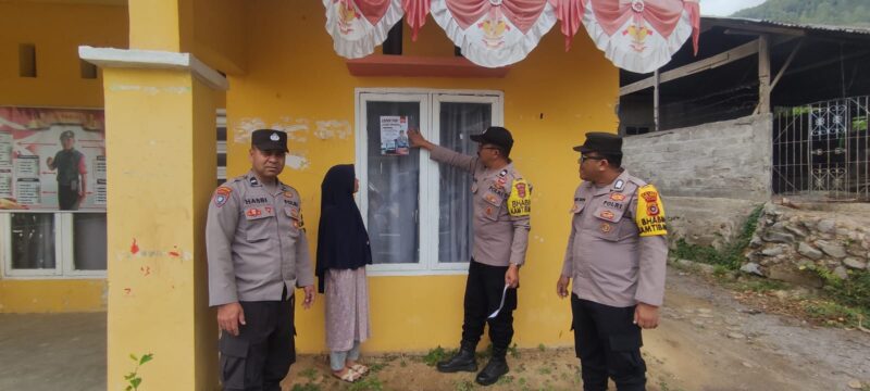Program Unggulan Kapolres: Polsek Lut Tawar Sebar Brosur Layanan Pengaduan.Jadi Pribadi Unggul foto.Dok: Rahmat Ramadhan/Acehnow 