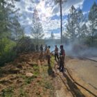 Babinsa Koramil 05 Linge Bersama Warga Kendalikan Titik Api.Jadi Pribadi Unggul Foto.Dok: Rahmat Ramadhan/Acehnow