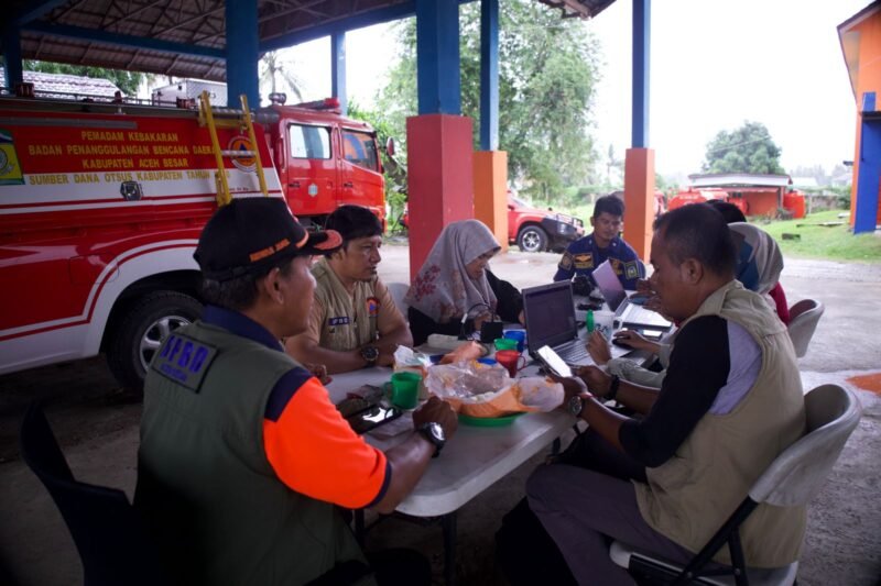 Kalaksa BPBD Aceh Besar Ridwan Jamil SSos MSi, memimpin rapat siaga darurat di Pos Induk Damkar Sibreh, Aceh Besar, Minggu (20/7/2025). Foto: Dok. Prokopim Pemkab Aceh Besar