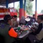 Kalaksa BPBD Aceh Besar Ridwan Jamil SSos MSi, memimpin rapat siaga darurat di Pos Induk Damkar Sibreh, Aceh Besar, Minggu (20/7/2025). Foto: Dok. Prokopim Pemkab Aceh Besar