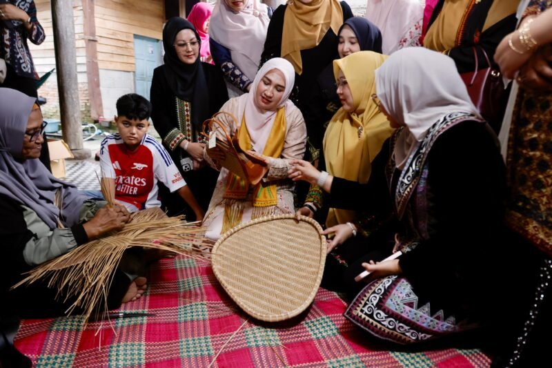 Ketua Dekranasda Aceh Marlina Usman, bersama Ketua Dekranasda se-Aceh, berkunjung ke pusat Kerajinan Bili Droe Official, dii Gampong  Lampanah Tunong, Kecamatan Indrapuri, Minggu (20/7/2025). Foto: Dok. Biro Adpim Setda Aceh