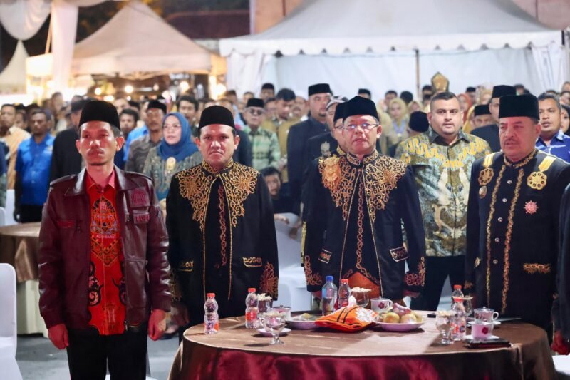 Wagub Aceh dan Utusan Khusus Presiden Hadiri HUT ke-23 Nagan Raya, Mardiono Terima Gelar Adat. (Foto: Dok. Misri/Acehnow).