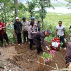 Wakapolres Aceh Tengah Pimpin Pemakaman Tradisi Kepolisian Alm. Bripda Mhd Rieza Fahlevi.Jadi Pribadi Unggul Foto.Dok: Rahmat Ramadhan/Acehnow