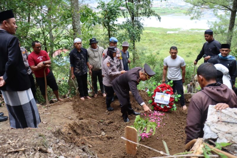 Wakapolres Aceh Tengah Pimpin Pemakaman Tradisi Kepolisian Alm. Bripda Mhd Rieza Fahlevi.Jadi Pribadi Unggul Foto.Dok: Rahmat Ramadhan/Acehnow 