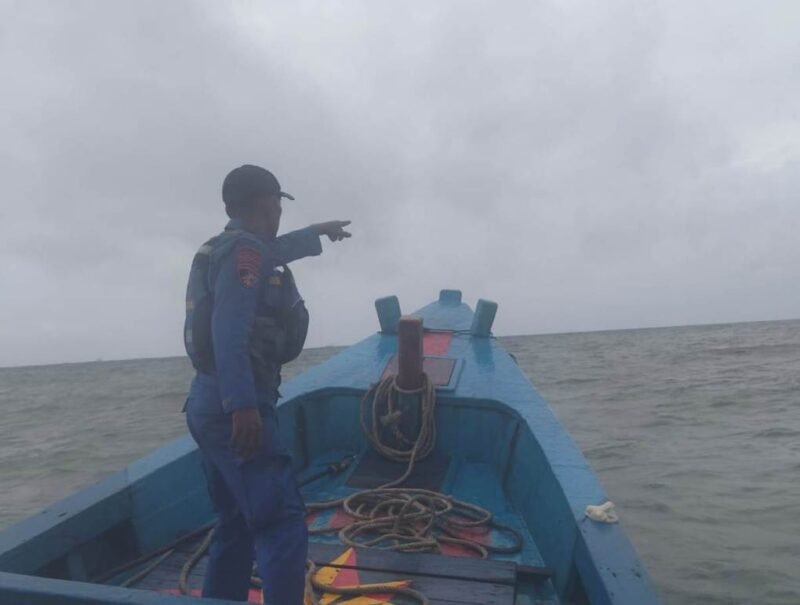 Personel Satuan Polisi Perairan dan Udara (Satpolairud) Polres Aceh Barat berhasil menemukan dan mengevakuasi satu unit boat nelayan yang mengalami kerusakan mesin di perairan laut wilayah Aceh Barat, Minggu (20/7/2025) sore. Dok. Polres Aceh Barat