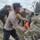 Pohon Tumbang Rusak Rumah Warga, Polsek Bebesen Langsung Turun Tangan.Jadi Pribadi Unggul foto.Dok: Rahmat Ramadhan/Acehnow