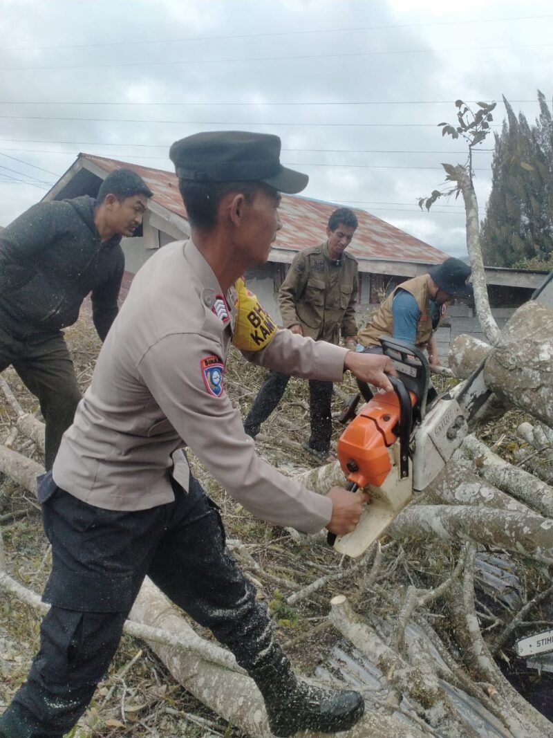 Pohon Tumbang Rusak Rumah Warga, Polsek Bebesen Langsung Turun Tangan.Jadi Pribadi Unggul foto.Dok: Rahmat Ramadhan/Acehnow
