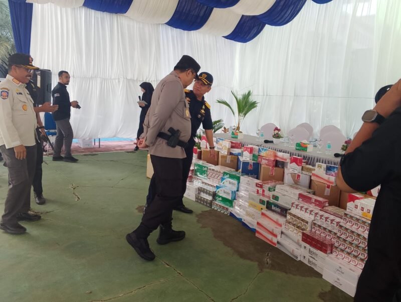 Kapolda Aceh Hadiri Pemusnahan BMN Rokok Ilegal Senilai Rp365 Juta. (Foto: Dok. Misri/Acehnow).
