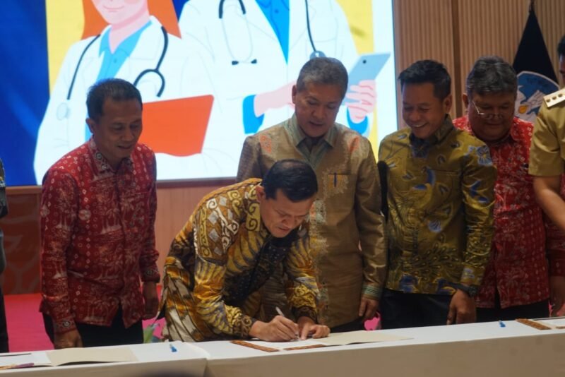Wakil Gubernur Aceh, Fadhlullah saat mendampingi Rektor USK, Marwan saat melakukan penandatanganan kerjasama antara kemenristek dan pemerintah daerah di Kemenristek, Senayan, Jakarta Pusat, Selasa, 22 Juli 2025. Foto: Dok
Humas BPPA