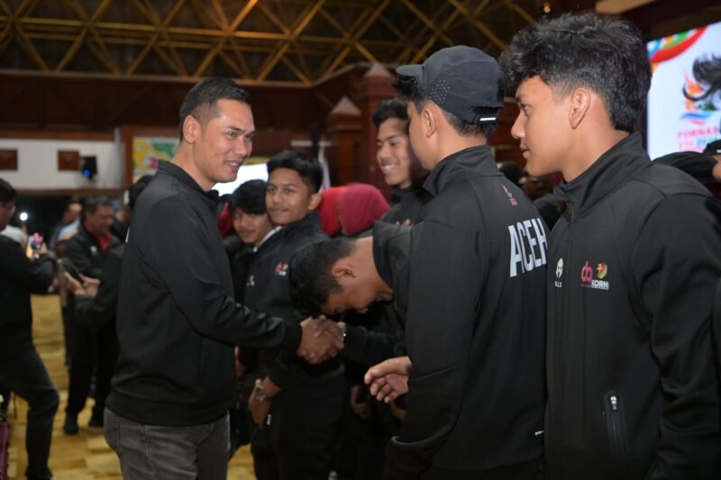 Plt. Sekda Aceh, M.Nasir melepas Kontingen Aceh FORNAS VIII (Festival Olahraga Masyarakat Nasional ) Tahun 2025 Nusa Tenggara Barat di Anjong Monmata Mata Banda Aceh, (21/07/2025). Foto: Dok. Biro Adpim Setda Aceh