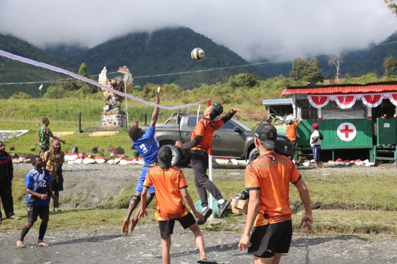 Olah raga bersama masyarakat Satgas Yonif 112/DJ di Puncak Jaya Jaya.‎ (Foto: Dok. Misri/Acehnow).